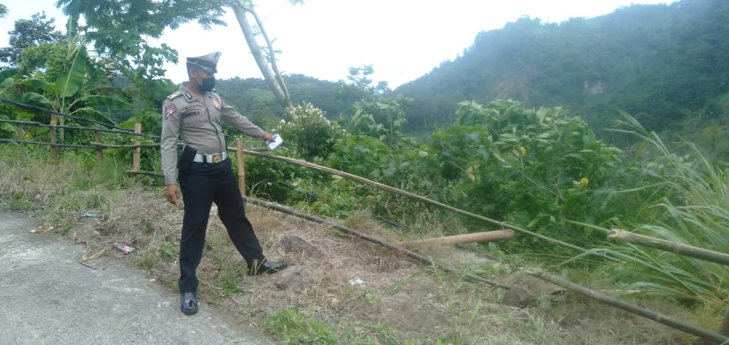 Masuk Jurang, Dua Penumpang Tewas