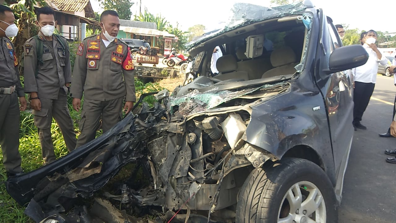 Senggol Truk, Mobil Kabag SDA Pemkab Lamsel Ringsek