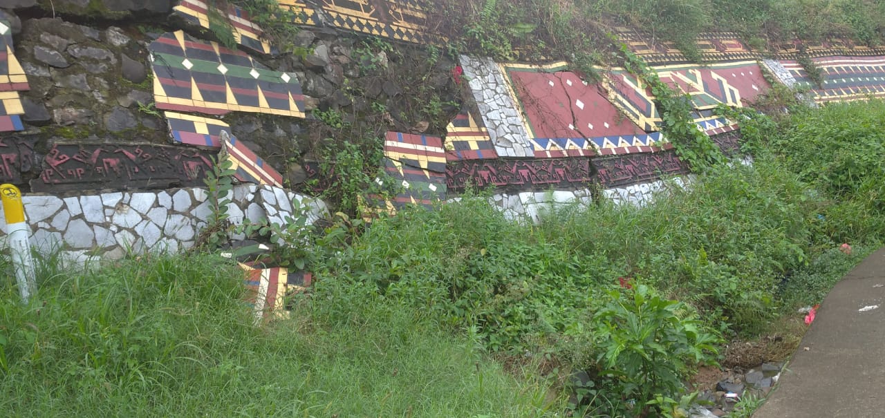 Nyaris Ambrol, Warga Bukit Kemuning Harapkan Perbaikkan Bangunan Penahan Tanah