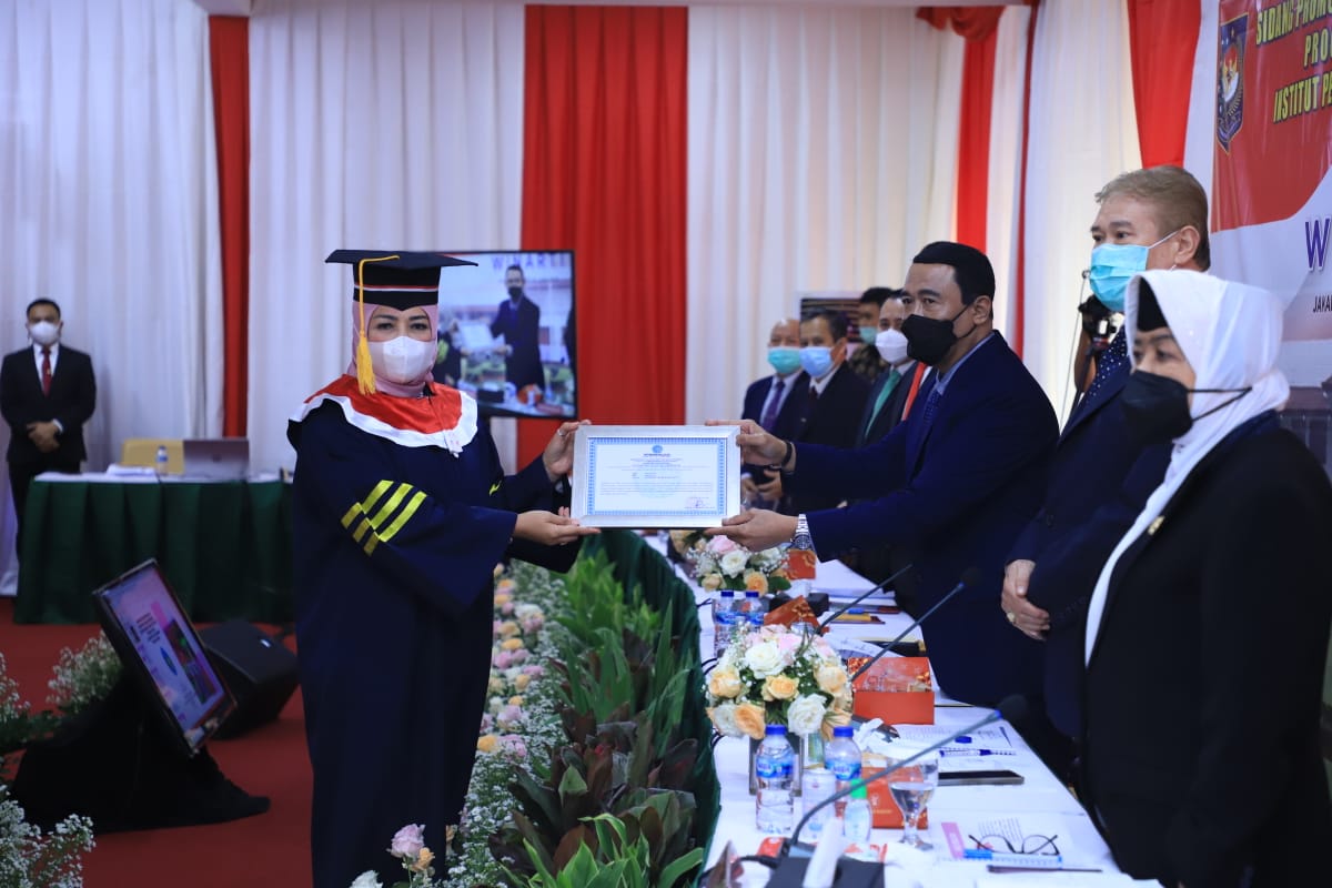 Lulus Cumlaude, Bupati Winarti Raih Gelar Doktor Ilmu Pemerintahan