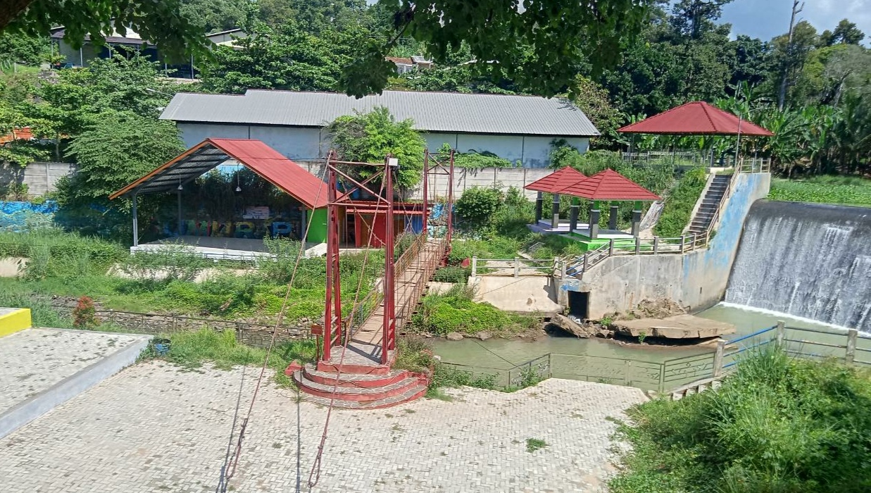 Lapor! Jembatan Gantung Sumur Putri Mulai Berlubang