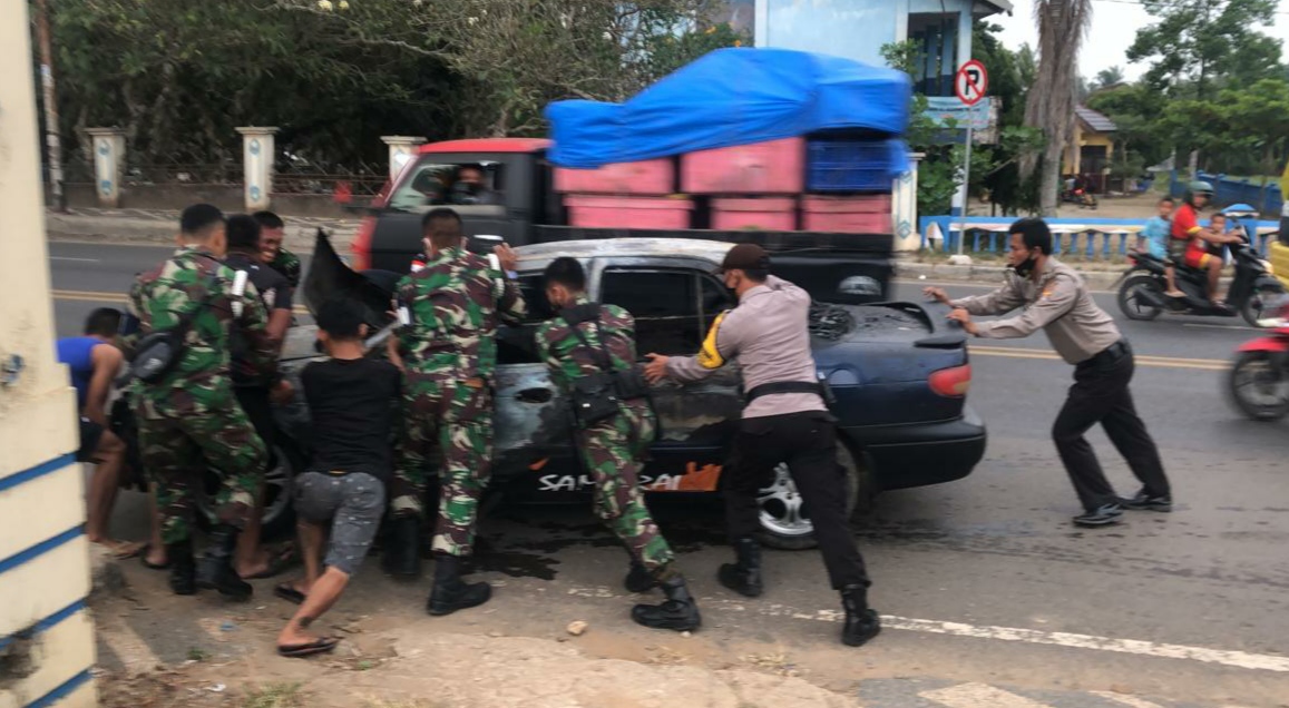Mobil Tentara Terbakar di Gedongtataan