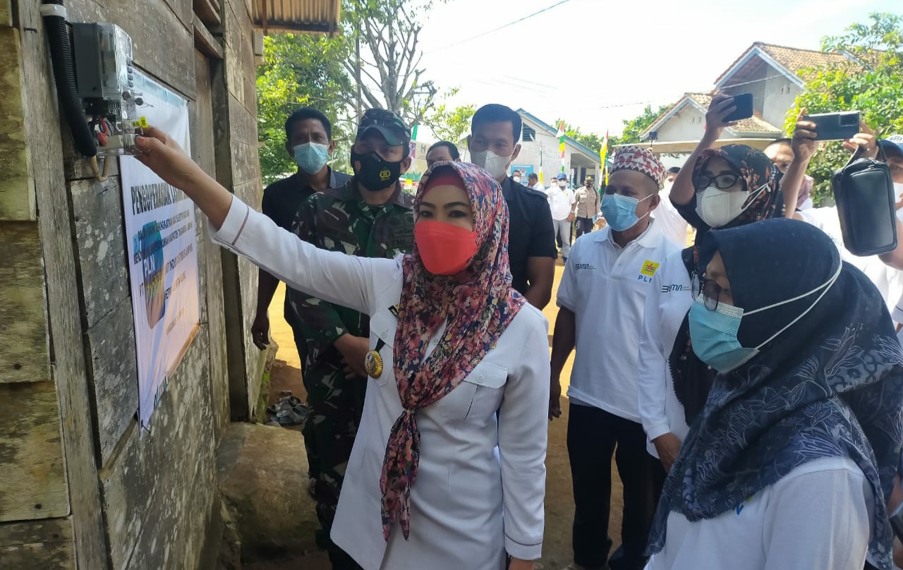 Bupati Tanggamus Launching Penyalaan Perdana Listrik Masuk Pekon
