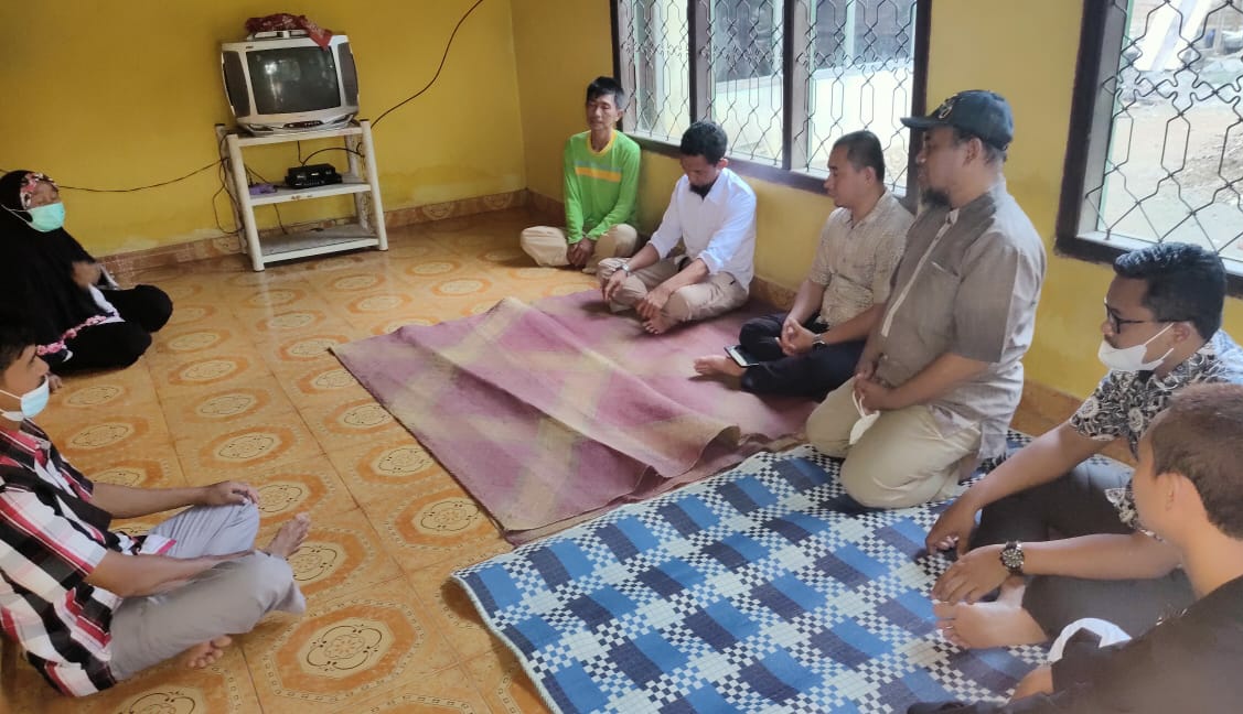 DPD PKS Tanggamus Berikan Tali Asih untuk Warga yang Sakit