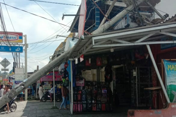 Tiang Roboh, Listrik Tiga Kecamatan Padam