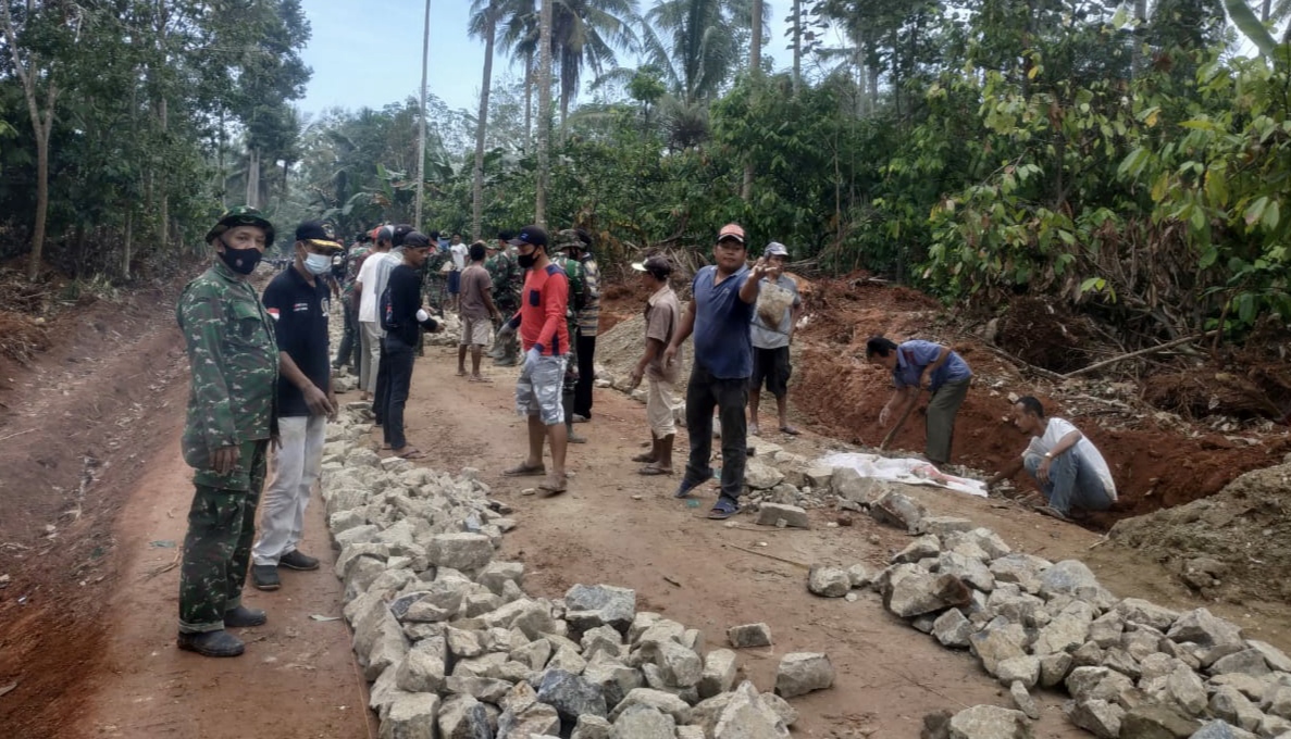 Karya Bhakti TNI, Kodim 0424 Buka Jalan 1,3 Km