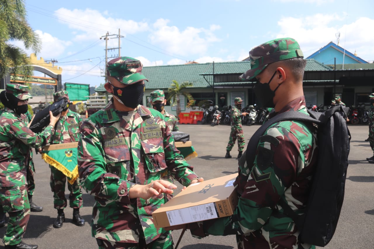 Dandim 0410/KBL Berikan Bantuan Laptop kepada Personel