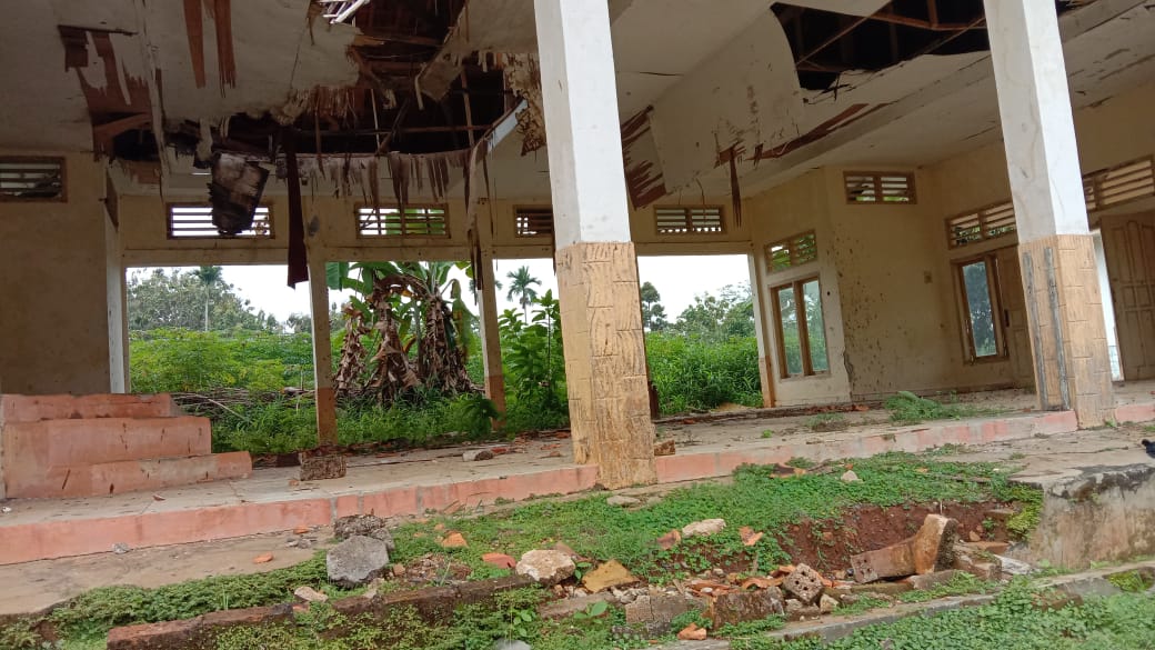 Lapor ! Langit-Langit Aula di Gunung Labuhan Ini Ambrol
