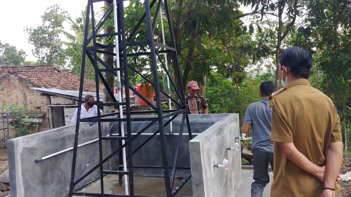 Kakam Lembasung Kirim Bantuan ke Warga Isoman dan Cek Sumur Bor