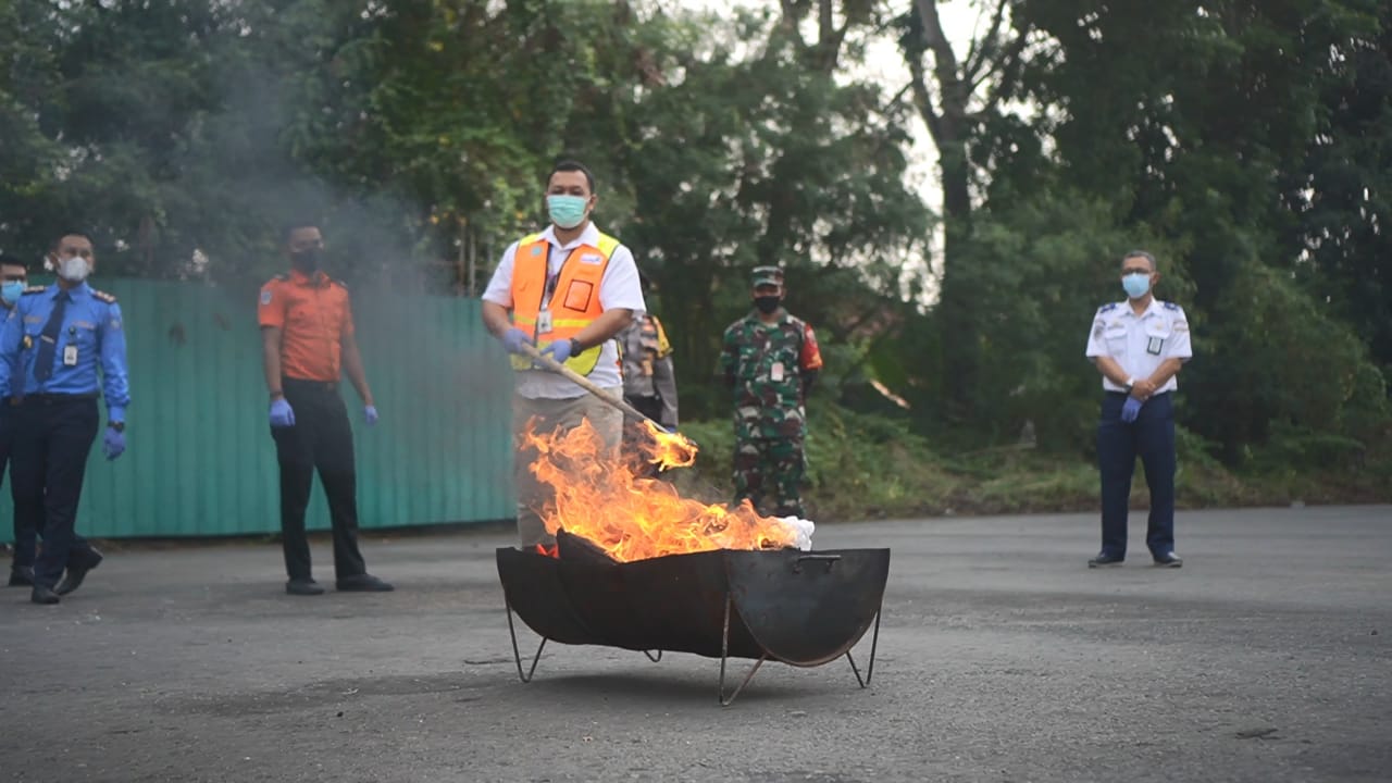 Bandara Radin Inten II Musnahkan Barang Sitaan