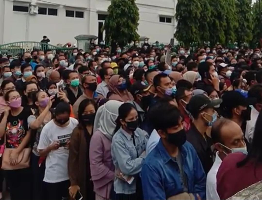 Vaksinasi Massal di Diskes Provinsi Membeludak