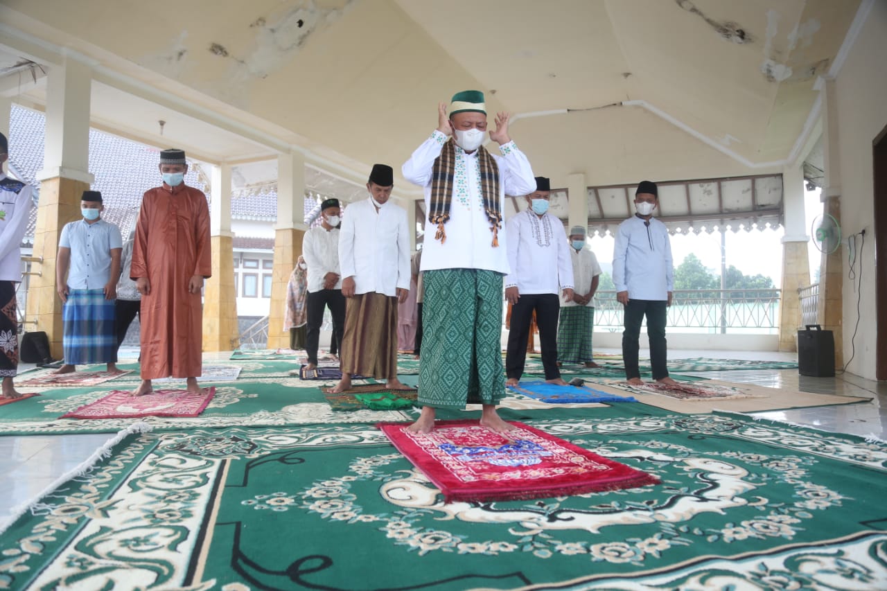Bupati Lamtim Imami Keluarga Salat Iedul Adha