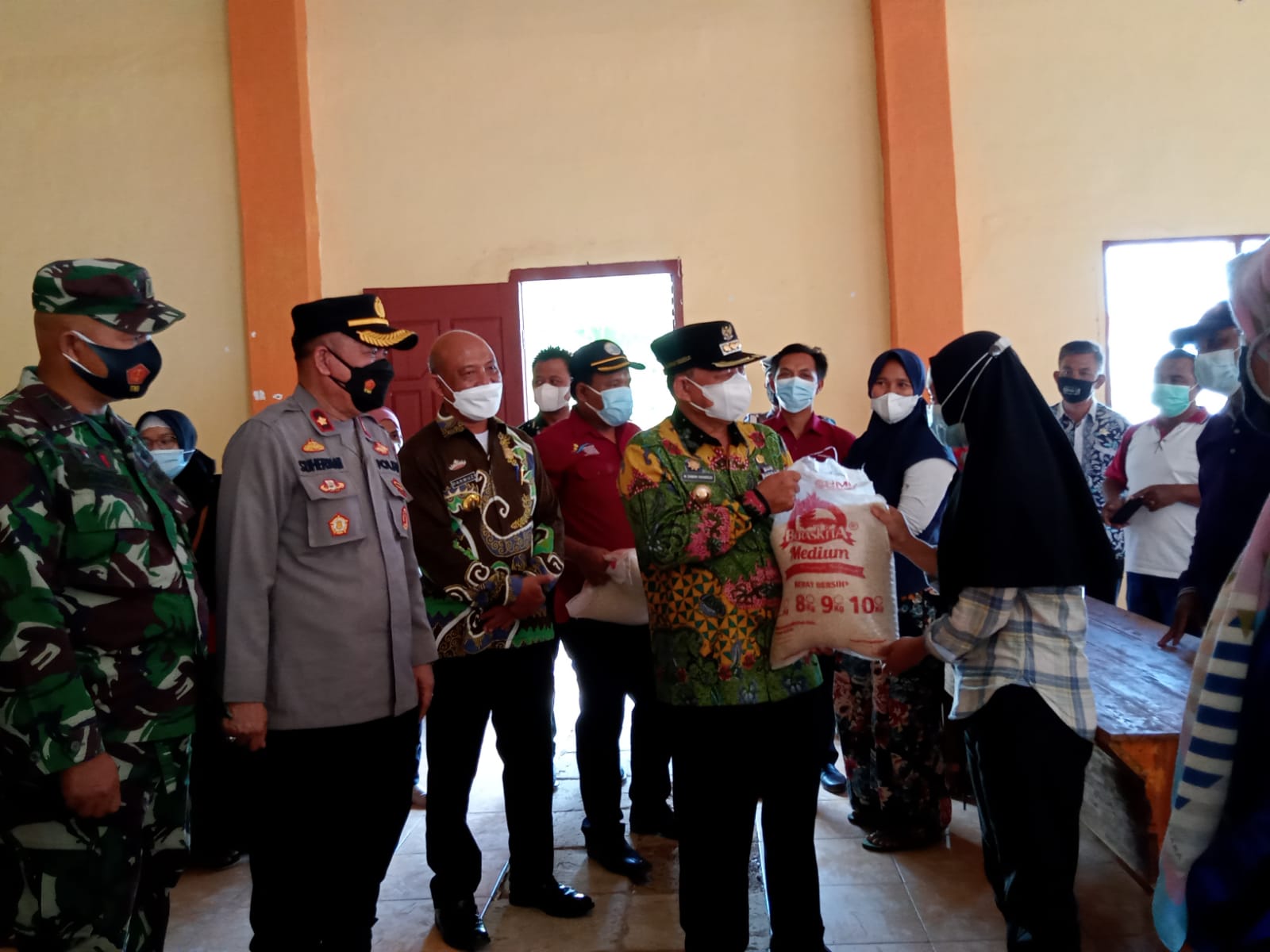 Lamtim Salurkan Bansos Beras Kepada 63.528 KPMPKH