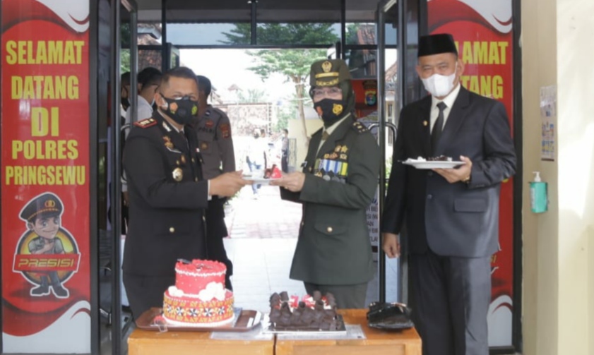 HUT Bhayangkara, Kapolres Pringsewu Dapat Kue Tart Dari Forkopimda