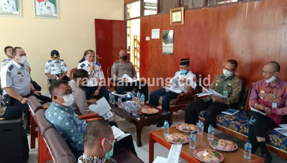 Bangun Median Jalan di Simpang Seranggas