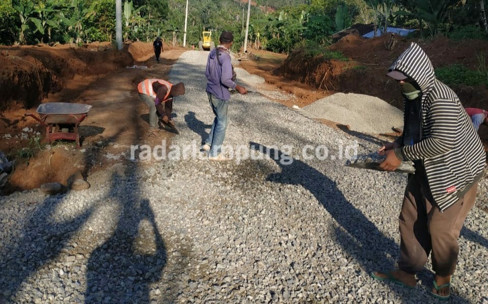 Jalan Pekon Sinar Jawa-Datar Lebuay Mulai Diperbaiki