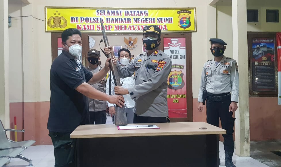 Polsek BNS Terima Senpi Rakitan Hasil Sitaan Polhut