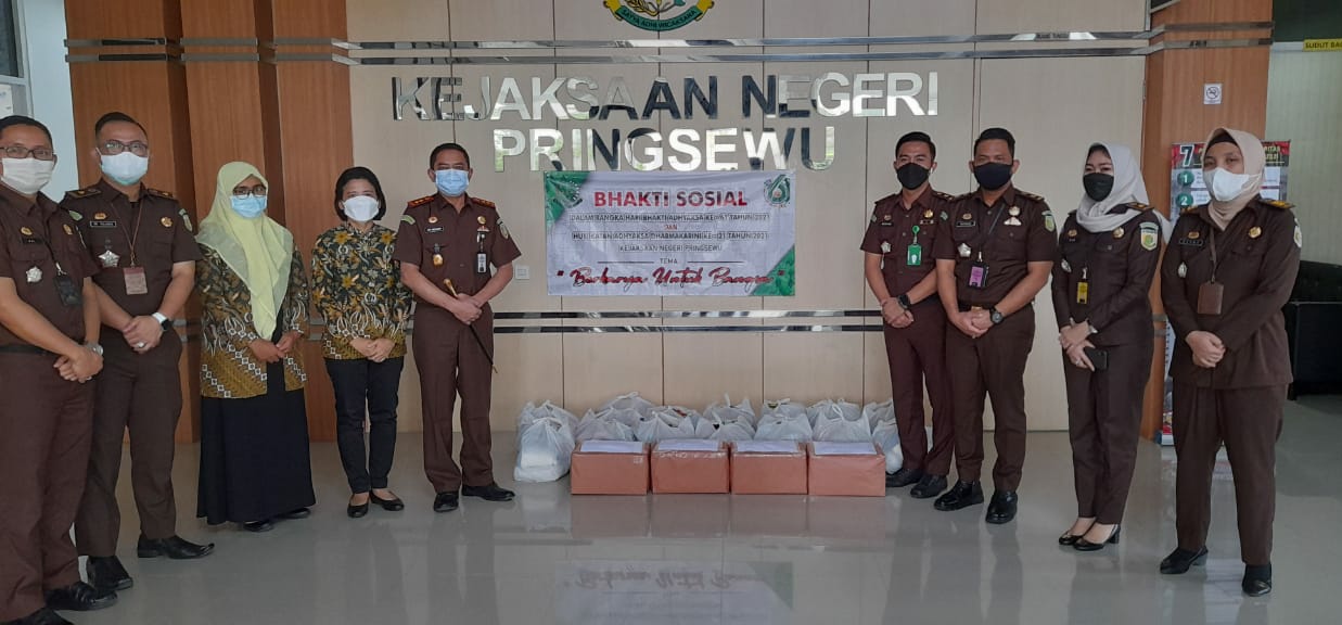 Kejari Pringsewu Bagi Sembako dan Santunan