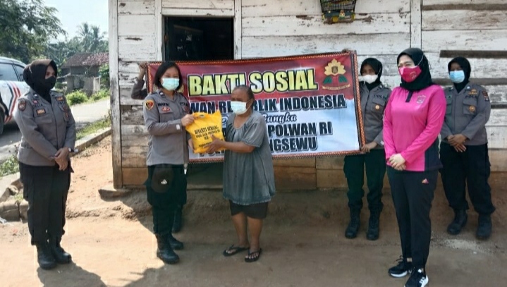 Polwan-Bhayangkari Bagi-bagi Sembako