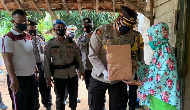 Polres Waykanan Bagikan Sembako Door to Door