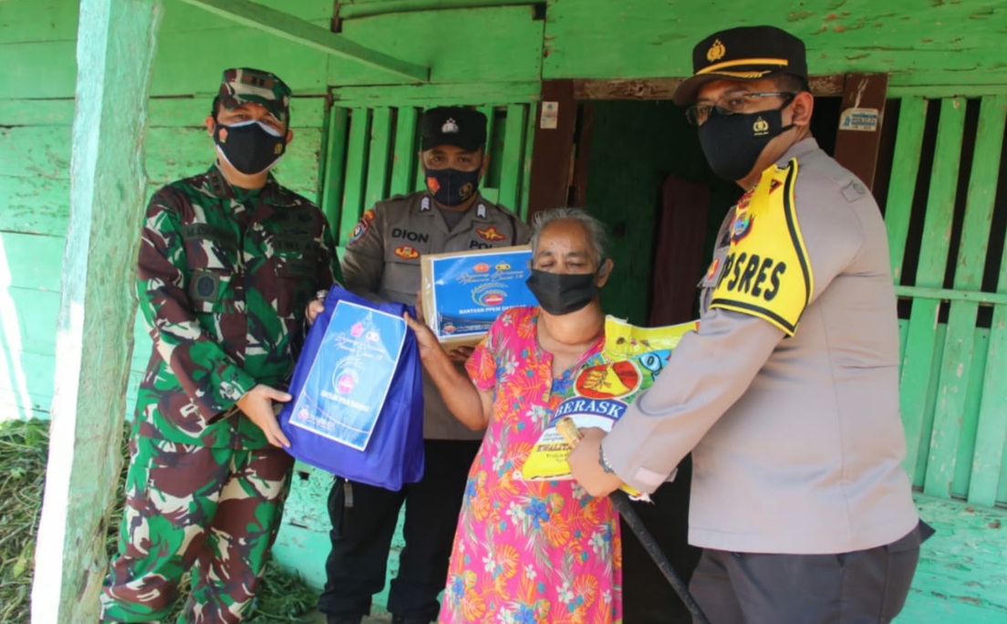 Kodim 0429 dan Polres Lamtim Bagikan Paket Sembako