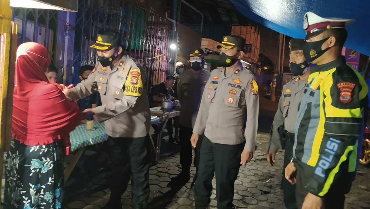 Polres Tanggamus Bagikan Bahan Pokok untuk PKL dan Warga Pra Sejahtera