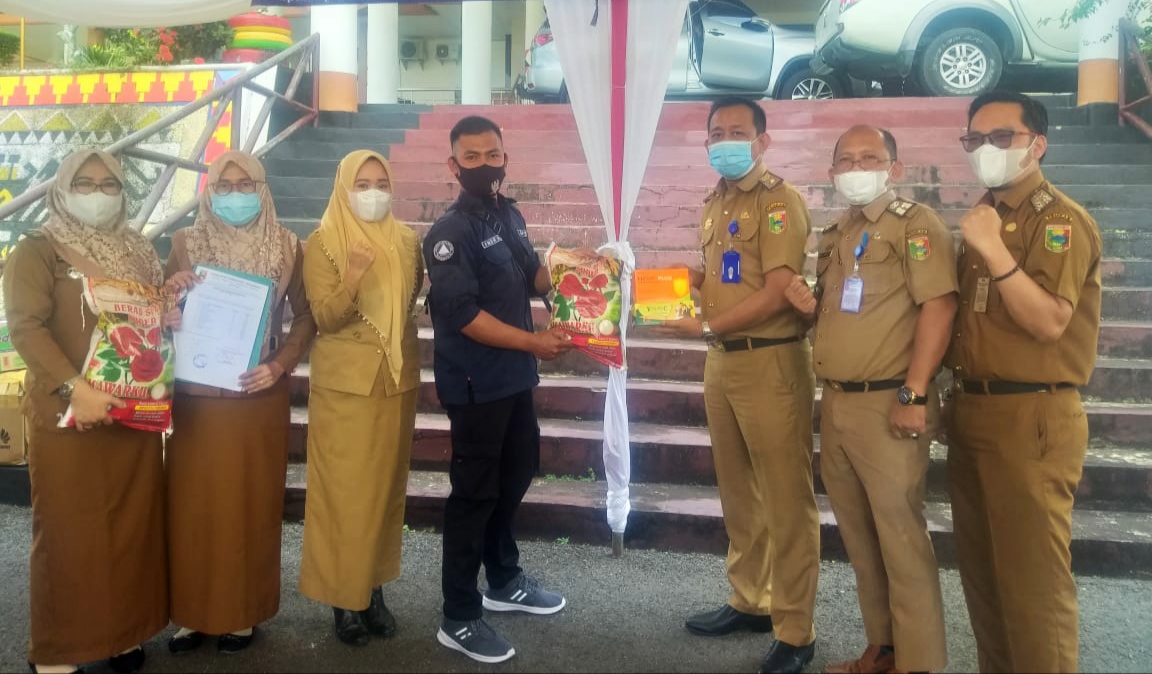 BPKD Tanggamus Serahkan Bantuan untuk Warga yang Isoman