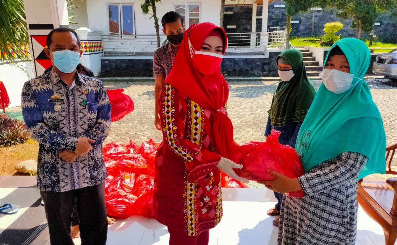 Bupati Beri Bantuan Bahan Pokok untuk Petugas Kebersihan