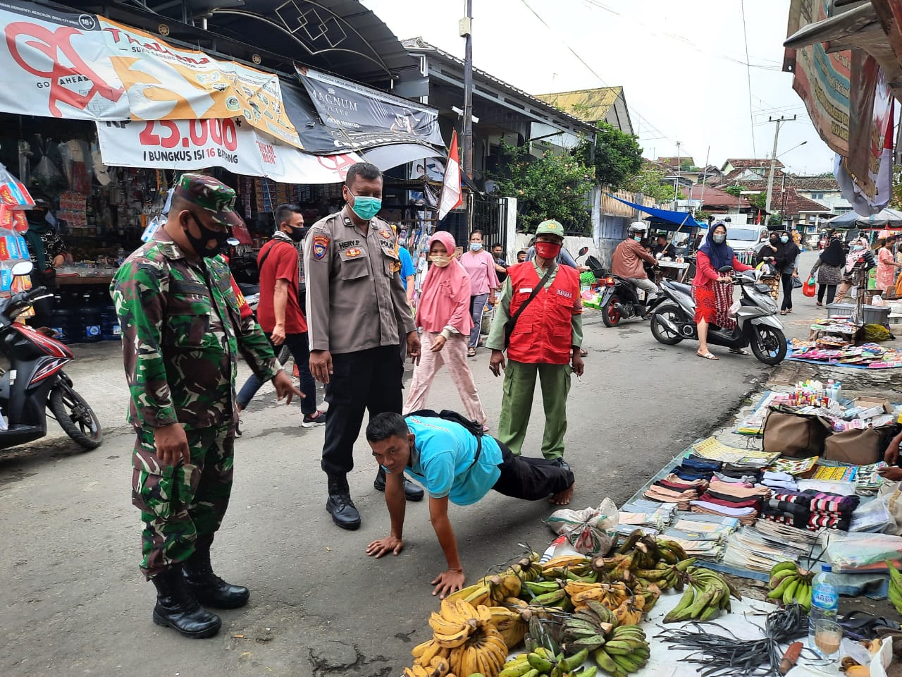 Koramil TKT Kodim 0410/KBL Terus Terapkan Prokes di Pasar Wayhalim