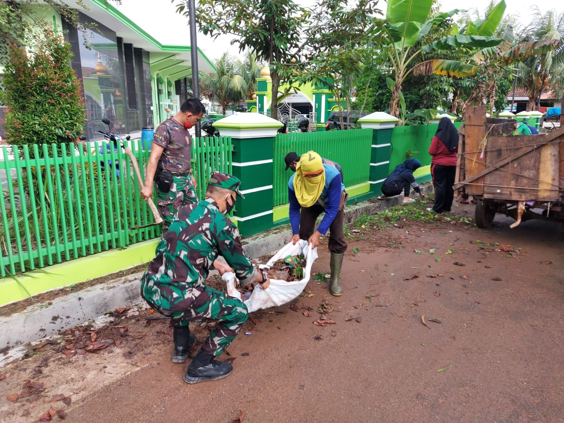 Wadanramil Panjang Kodim 0410/KBL Pimpin Kegiatan Bersih-bersih
