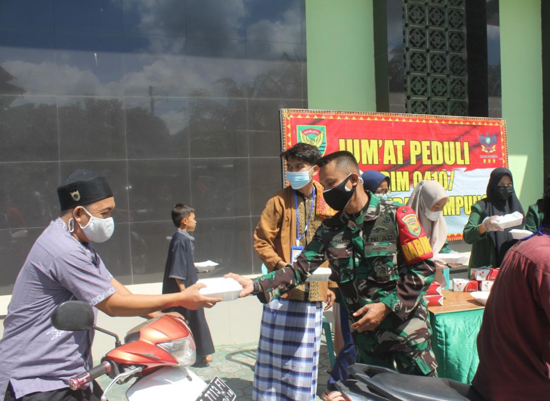 Jumat Peduli Kodim 0410/KBL, Bagikan Nasi Kotak ke Para Jamaah