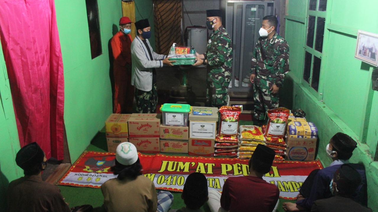 Dandim 0410/KBL Laksanakan Kegiatan Jumat Peduli, Bagikan Sejumlah Sembako ke Ponpes