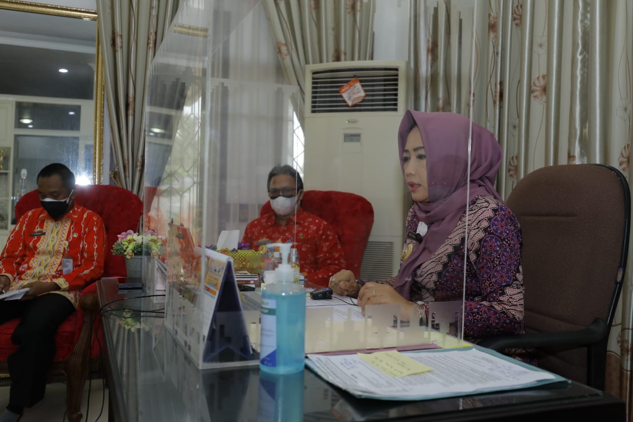 Virtual, Bupati Winarti Serahkan Program Kreatif Mandiri untuk 54 Pokmas