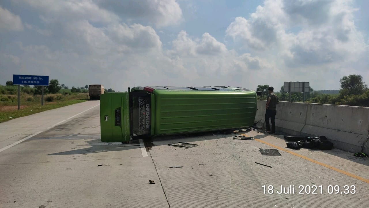 Minibus Berpenumpang 14 Orang Terguling di Tol