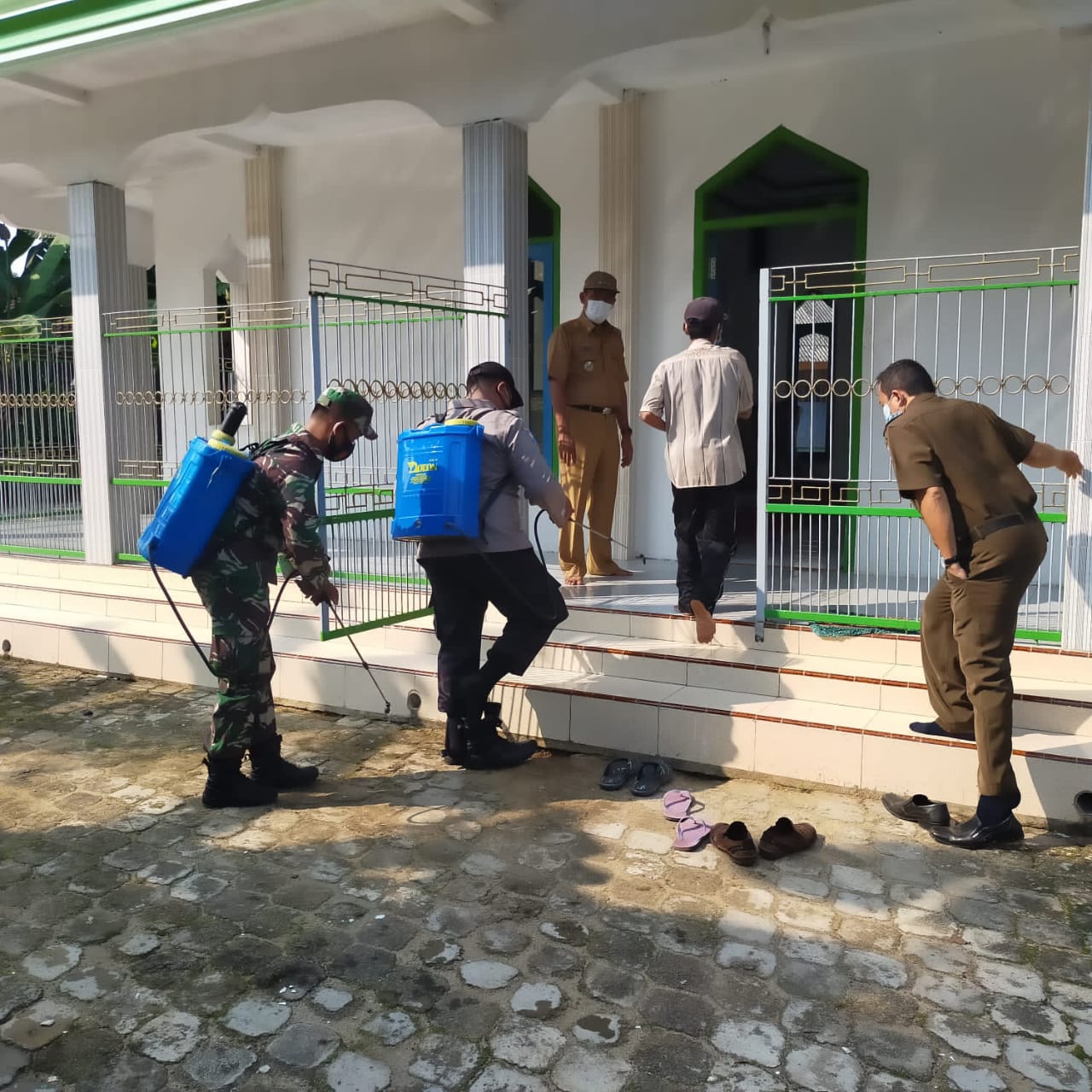 Covid-19 Lamtim Mengganas, Aparat Gabungan Gelar Penyemprotan Desinfektan Serentak