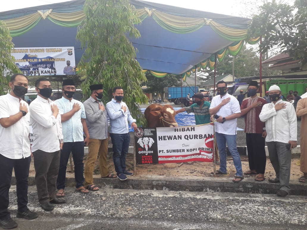 Polres Way Kanan Salurkan Kurban Enam Ekor Sapi dan Lima Ekor Kambing