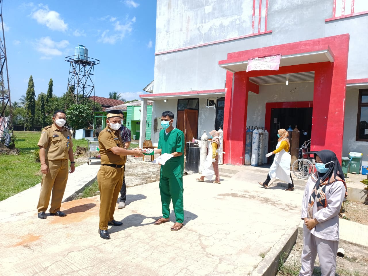 Peduli Pasien Covid-19 dan Nakes, Bupati Lamtim Bagi-Bagi Nasi Kotak di RSUD Sukadana