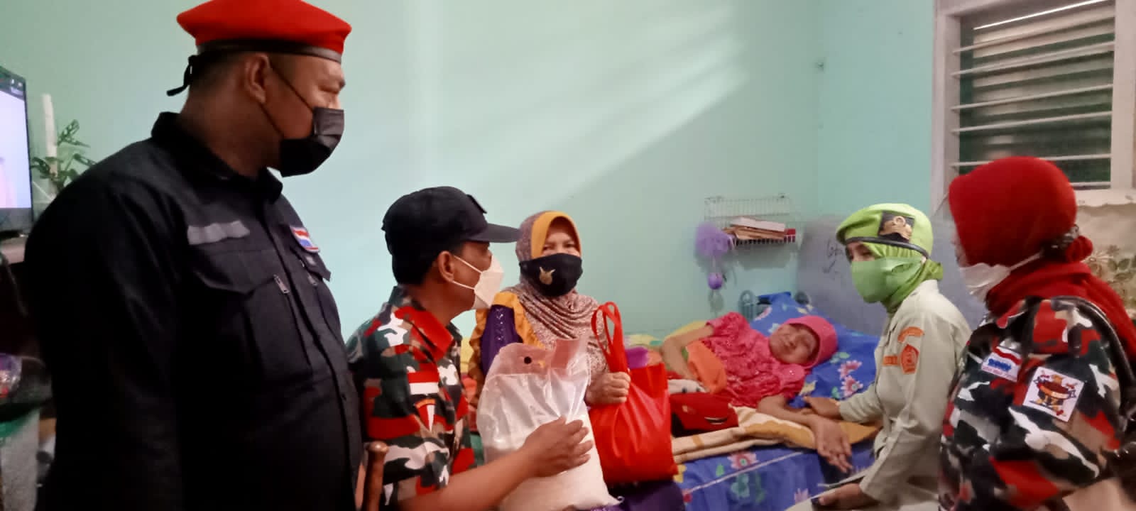 Peringati HUT RI ke-76, LMP Mada Lampung dan Macab Bandarlampung Bagikan Paket Sembako ke Para Veteran