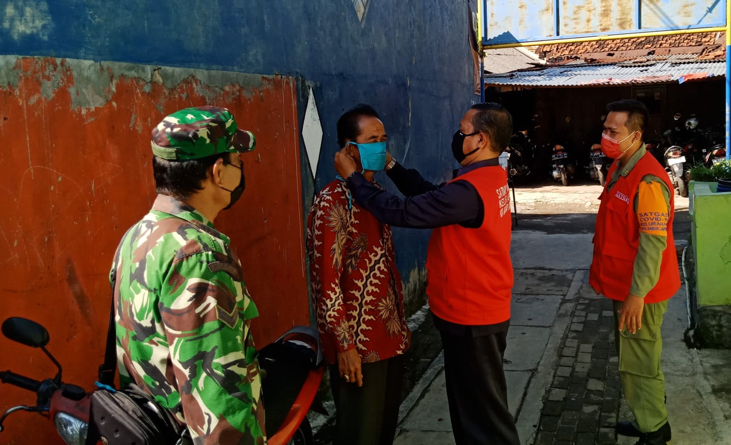 Cegah Penularan Covid-19, Babinsa Kodim 0410/KBL Bagikan Masker