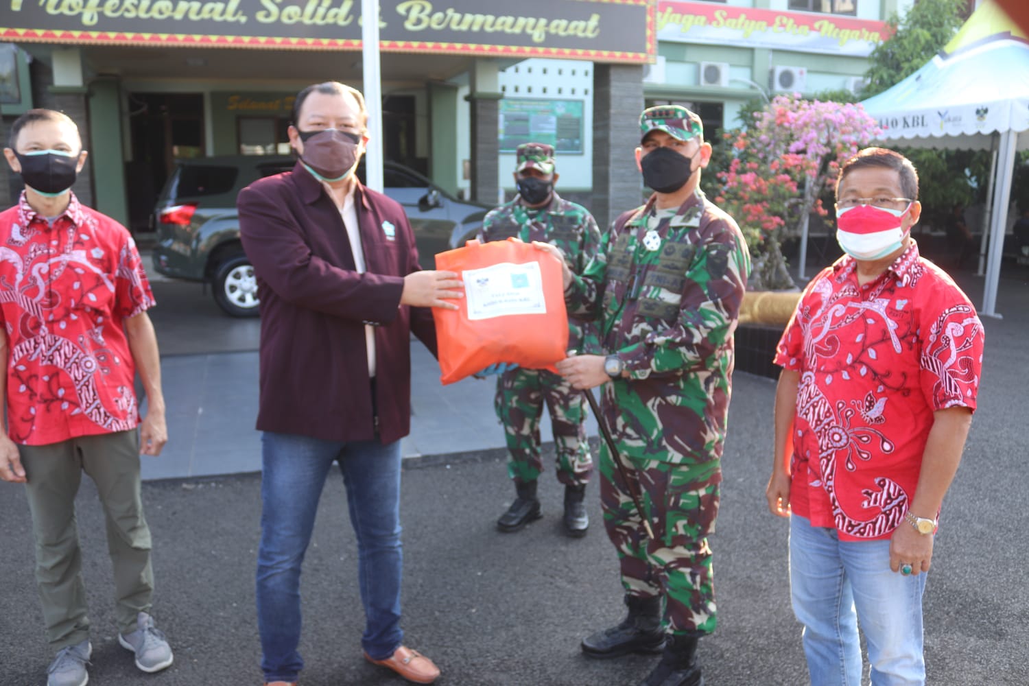 Dandim 0410/KBL Terima Ratusan Paket Sembako dari PSMTI