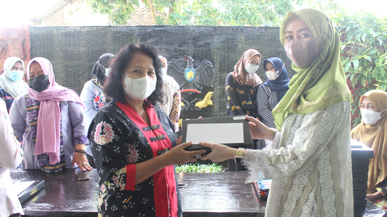 Ketua Persit Dim 0410/KBL Bagikan Kain Batik
