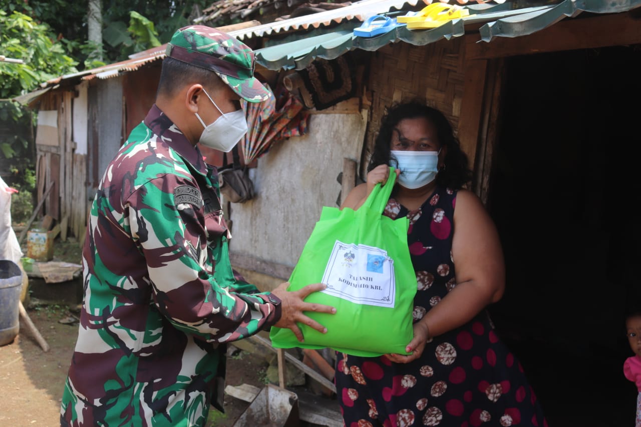 Babinsa Kodim 0410/KBL Bagikan Paket Sembako ke Wilayah Binaan