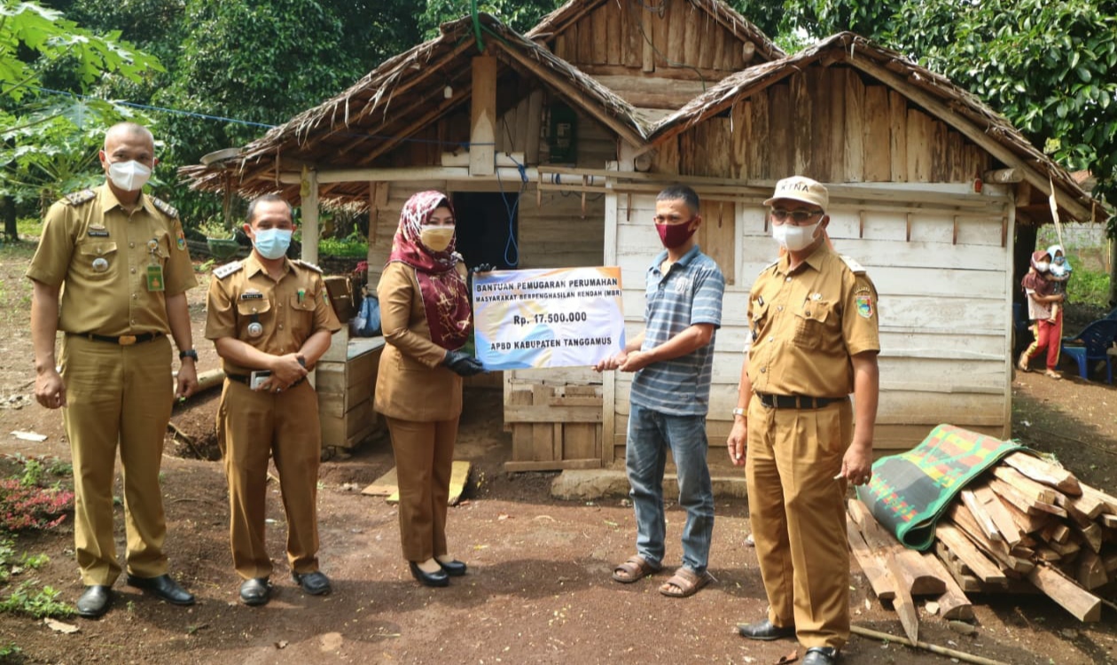Bupati Serahkan Bantuan Bedah Rumah  untuk Warga Wonosobo dan Kotaagung