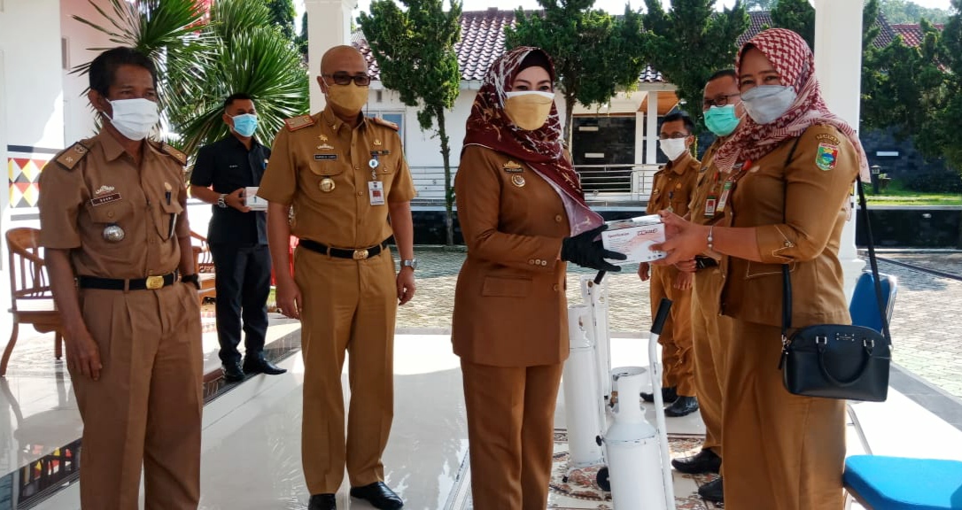 Bupati Serahkan Bantuan Tabung Oksigen Kepada Bidan Desa