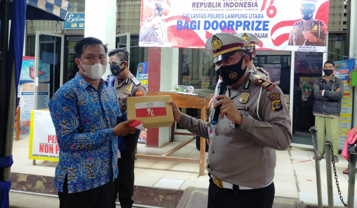 HUT Kemerdekaan RI, Satlantas Polres Lampura Bagi-bagi Doorprize