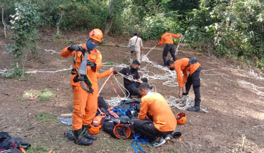 Personel Basarnas Latihan Evakuasi Ketinggian