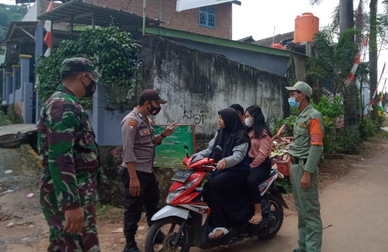 Babinsa Kodim 0410/KBL Berikan Imbauan Patuh Prokes ke Warga