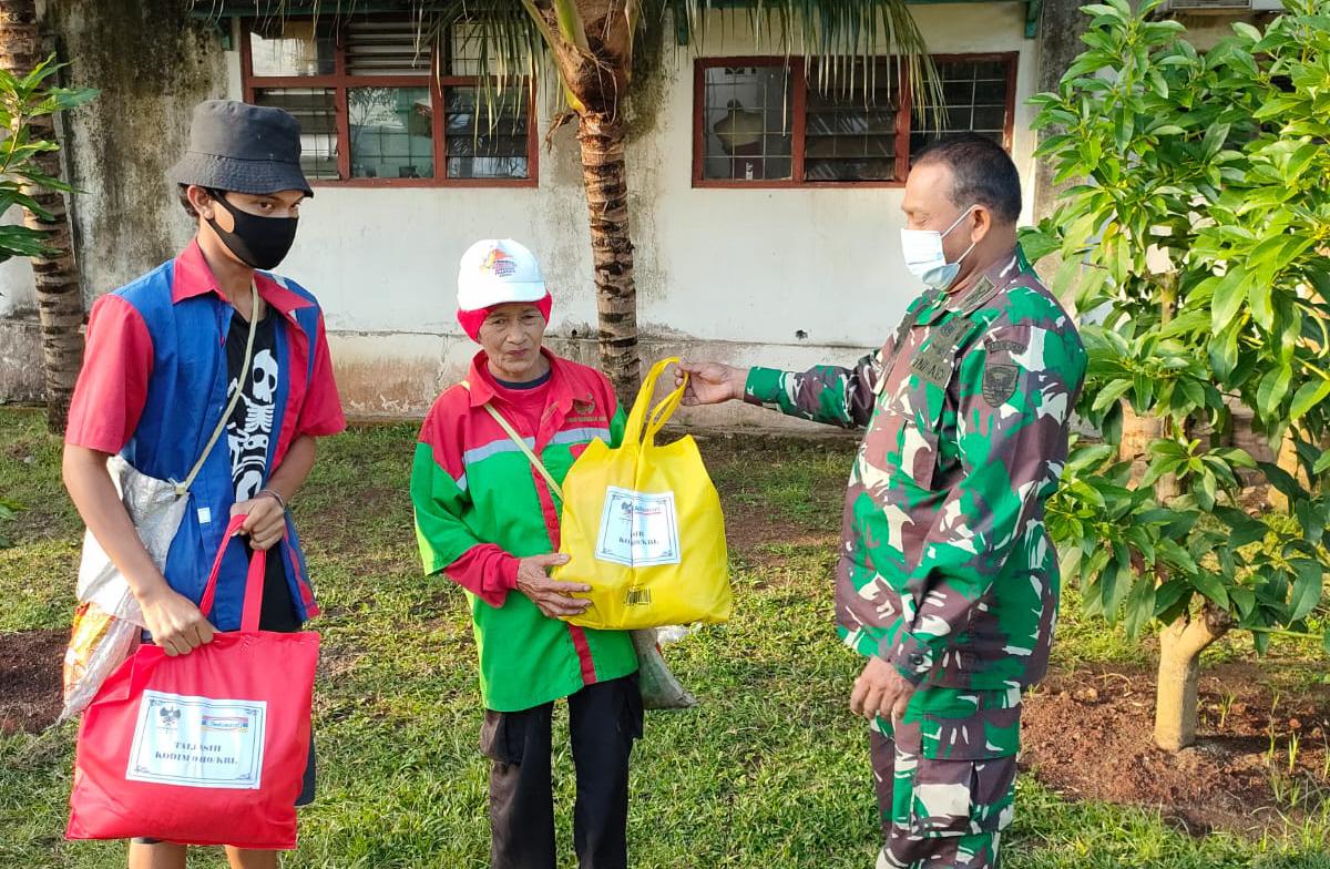 Wakili Dandim 0410/KBL, Kasdim Bagikan Sembako kepada Warga