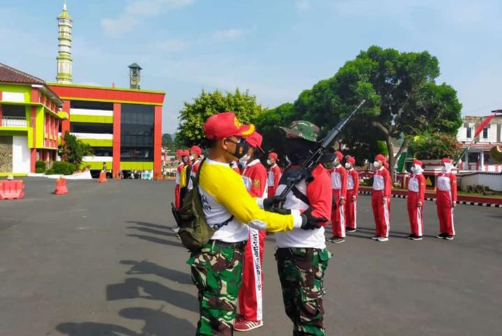 Personel Kodim 0410/KBL Latih Kegiatan Paskibraka