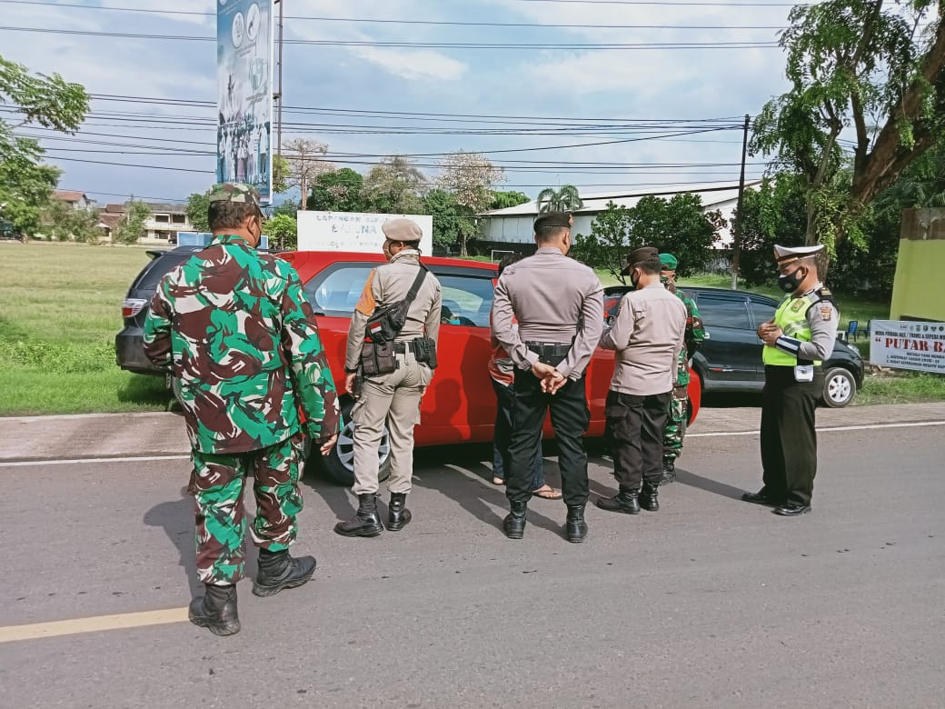 Babinsa Kodim 0410/KBL Ikut Terlibat Kegiatan Penyekatan di Perbatasan